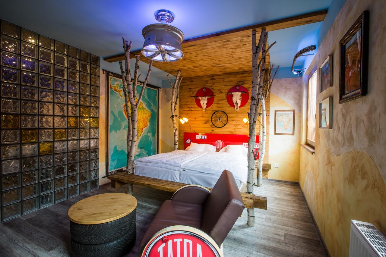 Retro Hotel Garage اوسترافا المظهر الخارجي الصورة