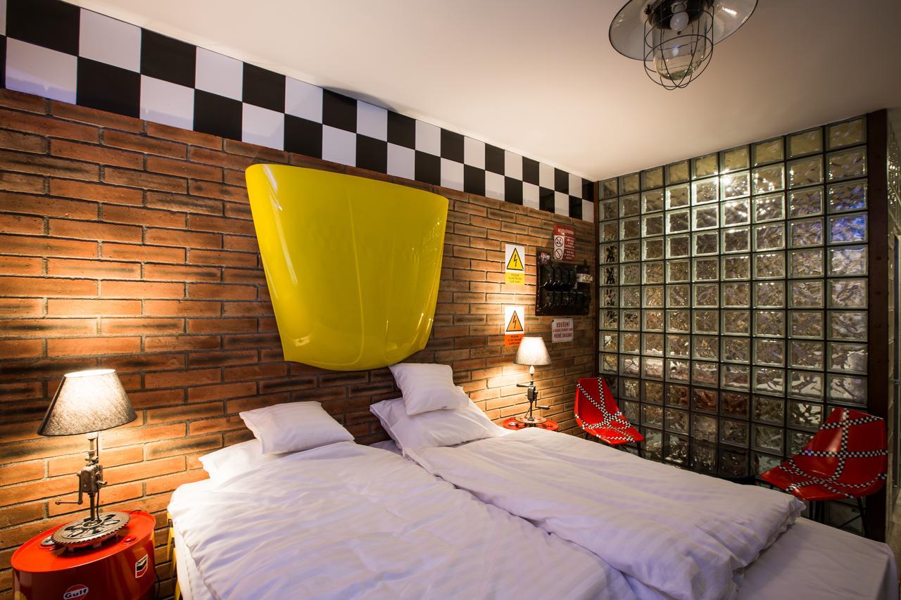 Retro Hotel Garage اوسترافا المظهر الخارجي الصورة